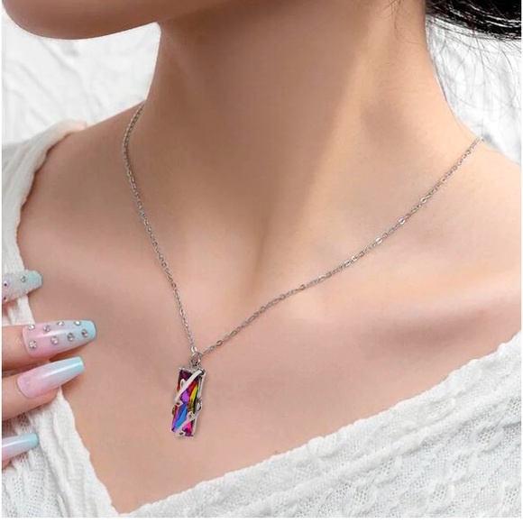 Rainbow Crystal and Leaf Design Pendant Necklace - New - Picture 2 of 3